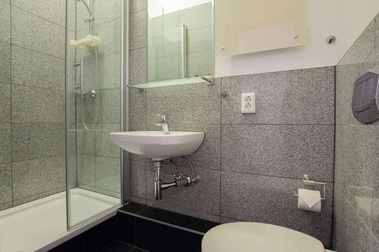 Raj Living - 1 Or 3 Room Apartments - 20 Min Messe Dus And Old Town Dus Düsseldorf Eksteriør bilde